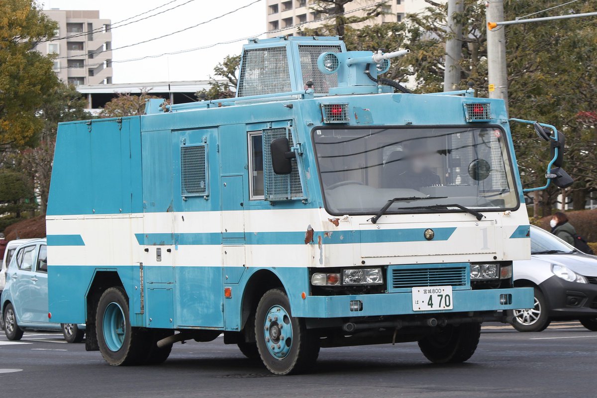 Ojitetu0613's tweet photo. 宮城県警察 警備部 機動隊
三菱ふそう ファイター 遊撃放水車
H12年度車の国費車
一昨年に廃車が噂されたが現役続行
県下にはもう1台別部署にファイターがいて、そちらも滅多に動かないが噂によると県機個体よりかは動いてる方だとか？ https://t.co/KIQTiHmL8B