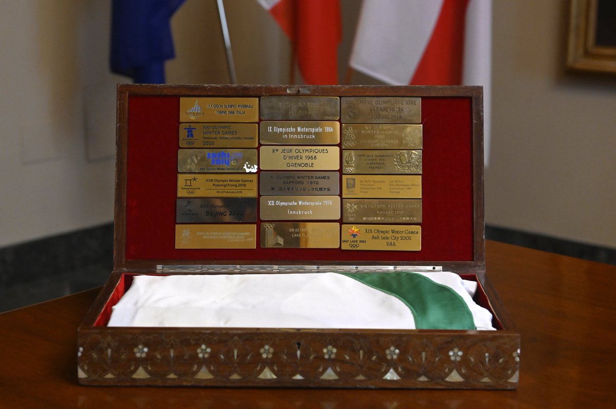ComuneMI's tweet photo. 🥇La bandiera olimpica lascia ufficialmente Milano e @milanocortina26  si prepara a passare il testimone ai Giochi delle Alpi francesi 2030

🤝Stasera, alla cerimonia di chiusura, la bandiera verrà consegnata alla Francia, prossimo Paese ospite dei Giochi https://t.co/2BZ9irRSBp