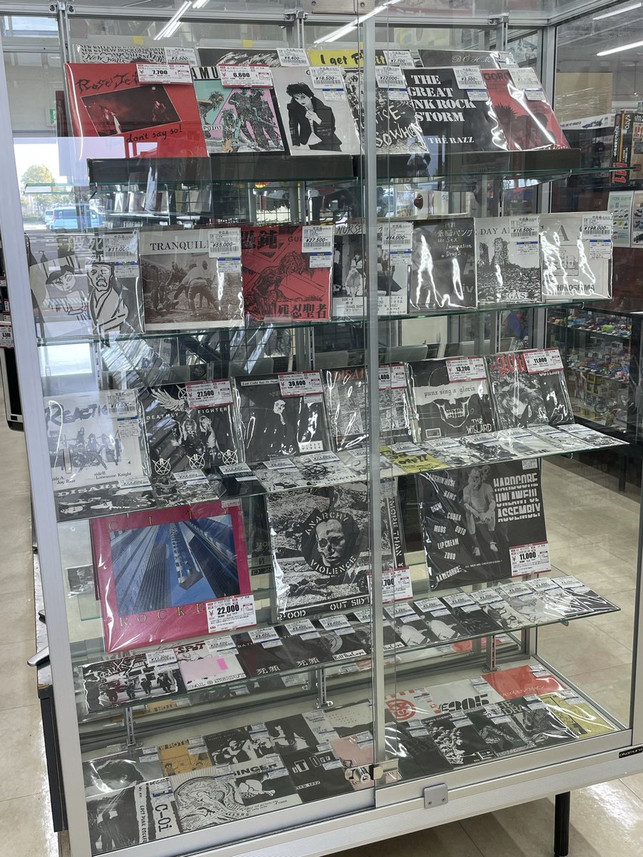 clutch223's tweet photo. 今日は仕事で佐賀に行ったので例のジャパコアドフをチェキ。STATE CHILDRENとかチフスとかはもう無かったので売れたのかな。その他にもミレニアムのオリジナルやらfelt、ベルセバ、AFX、Flying Saucer Attackなど、ちとお高めながらかなりの品揃えでした。結局お手頃なチコヒゲの10インチだけ購入。 https://t.co/Y0hPq07mIt