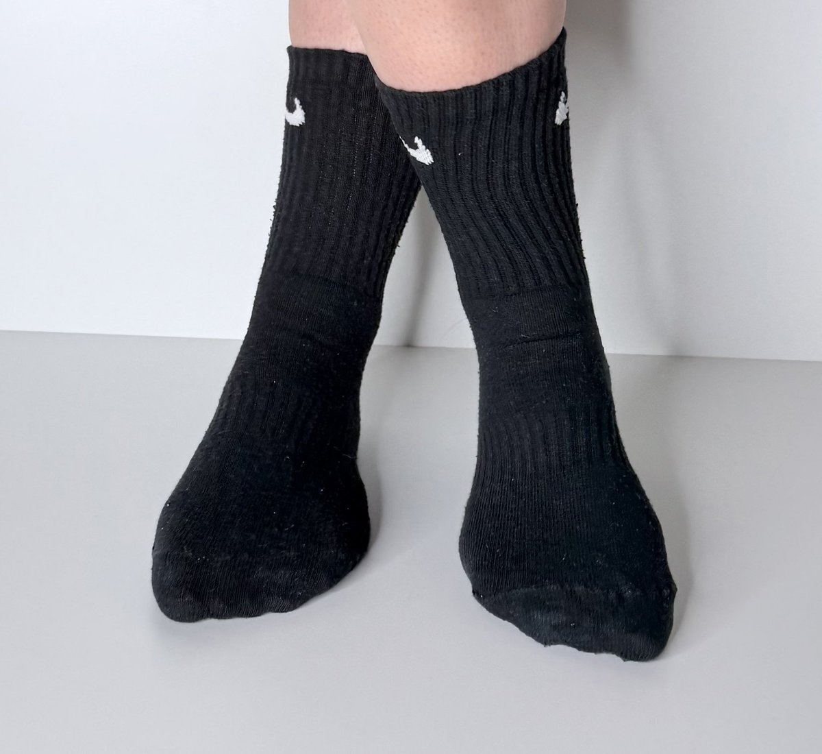 UKSize2Feet's tweet photo. Black or white Nike comfies? 🖤 🤍 #nike #socks #feet #size2feet👣 https://t.co/Lgy0on1hlz