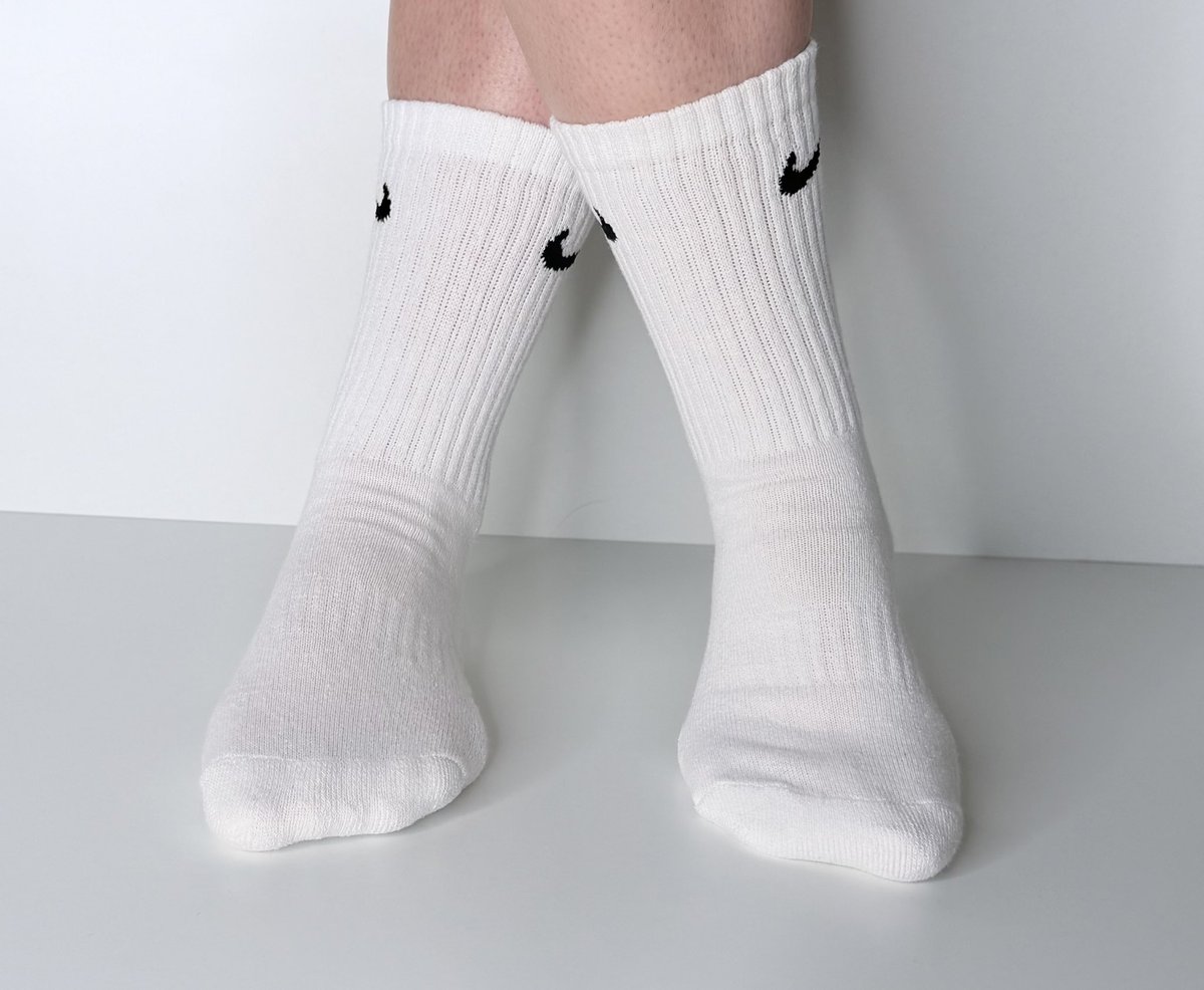 UKSize2Feet's tweet photo. Black or white Nike comfies? 🖤 🤍 #nike #socks #feet #size2feet👣 https://t.co/Lgy0on1hlz