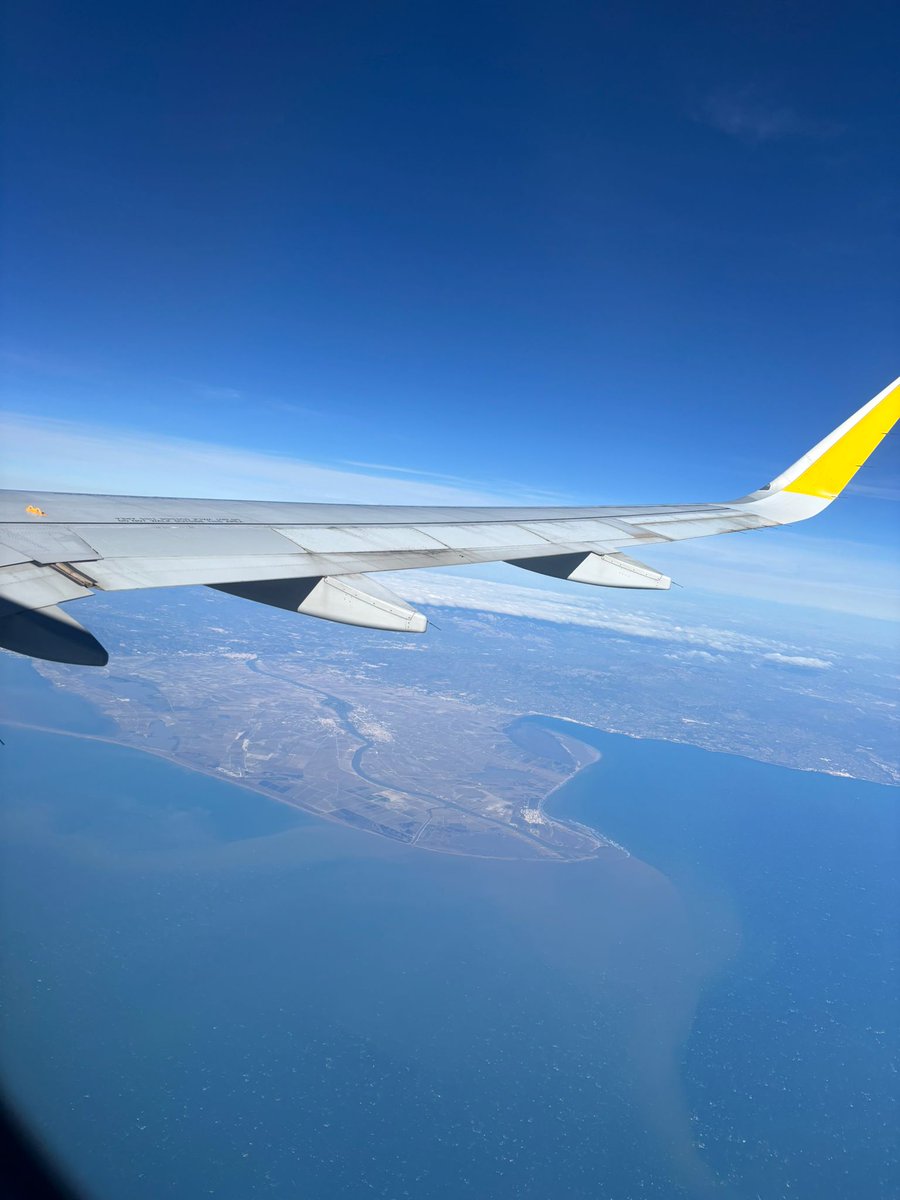 montsecastella's tweet photo. Una amiga que este matí volava cap a Màlaga, m'ha enviat este imatge del Delta de l'Ebre des de l'aire. Com que estem tenint riada, si amplieu una mica, se veu lo riu marronós desembocant amb força al blau del mar. Una llengua allargassada i ampla, símbol de salut. 

#Loriuesvida https://t.co/KEUBL8njVX