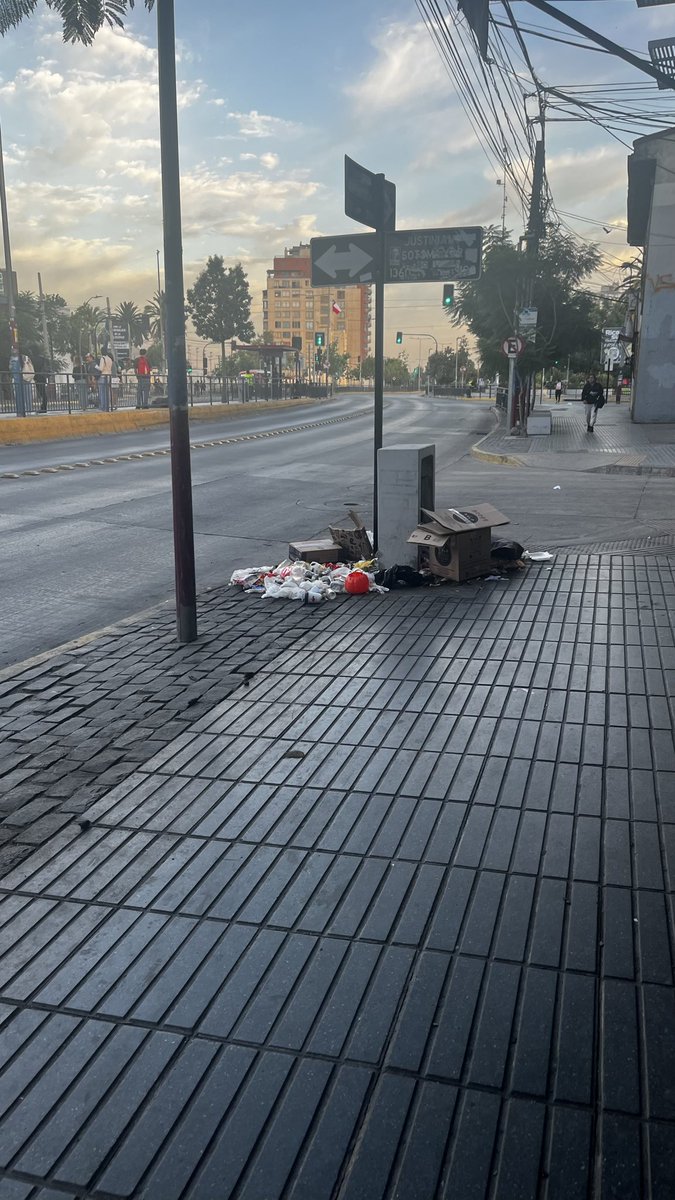 BarbaraVallega's tweet photo. @Muni_Indep que hacemos con los micro basurales? Ademas del foco de infección, el olor que soportamos es asqueroso. Hay algunos puntos como en General Saavedra con Av. Independencia que los peatones deben bajar a la calle para poder pasar porque la basura ocupa toda la vereda https://t.co/2hoMvGeTgU