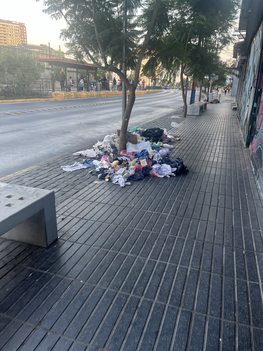 BarbaraVallega's tweet photo. @Muni_Indep que hacemos con los micro basurales? Ademas del foco de infección, el olor que soportamos es asqueroso. Hay algunos puntos como en General Saavedra con Av. Independencia que los peatones deben bajar a la calle para poder pasar porque la basura ocupa toda la vereda https://t.co/2hoMvGeTgU