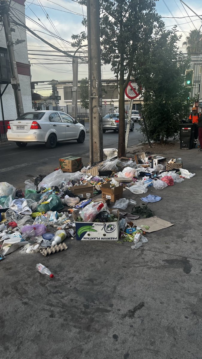 BarbaraVallega's tweet photo. @Muni_Indep que hacemos con los micro basurales? Ademas del foco de infección, el olor que soportamos es asqueroso. Hay algunos puntos como en General Saavedra con Av. Independencia que los peatones deben bajar a la calle para poder pasar porque la basura ocupa toda la vereda https://t.co/2hoMvGeTgU