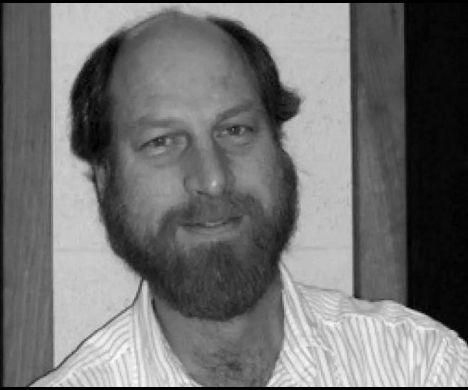 BlackBondPtv's tweet photo. Une bien étrange coïncidence 

Un astrophysicien de Caltech/NASA, Carl Grillmair, spécialiste des comètes et astéroïdes dangereux pour la Terre, a été abattu chez lui en Californie. Sa mort coïncide avec la publication de dossiers sur les extraterrestres, suscitant des interrogations sur un possible lien.