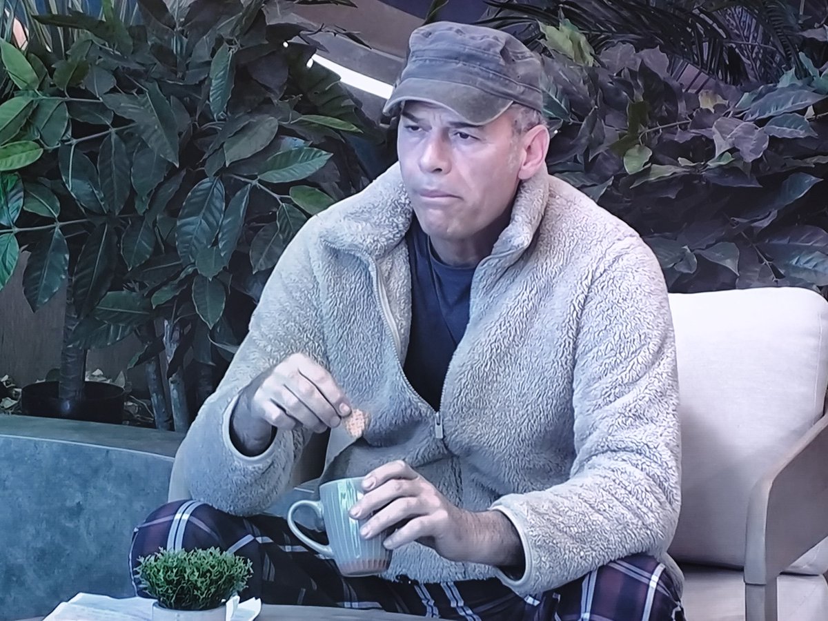 Cogiendo fuerzas para afrontar el primer día sin Cristina.
Se le nota muy tocado.
#GHDUO20F