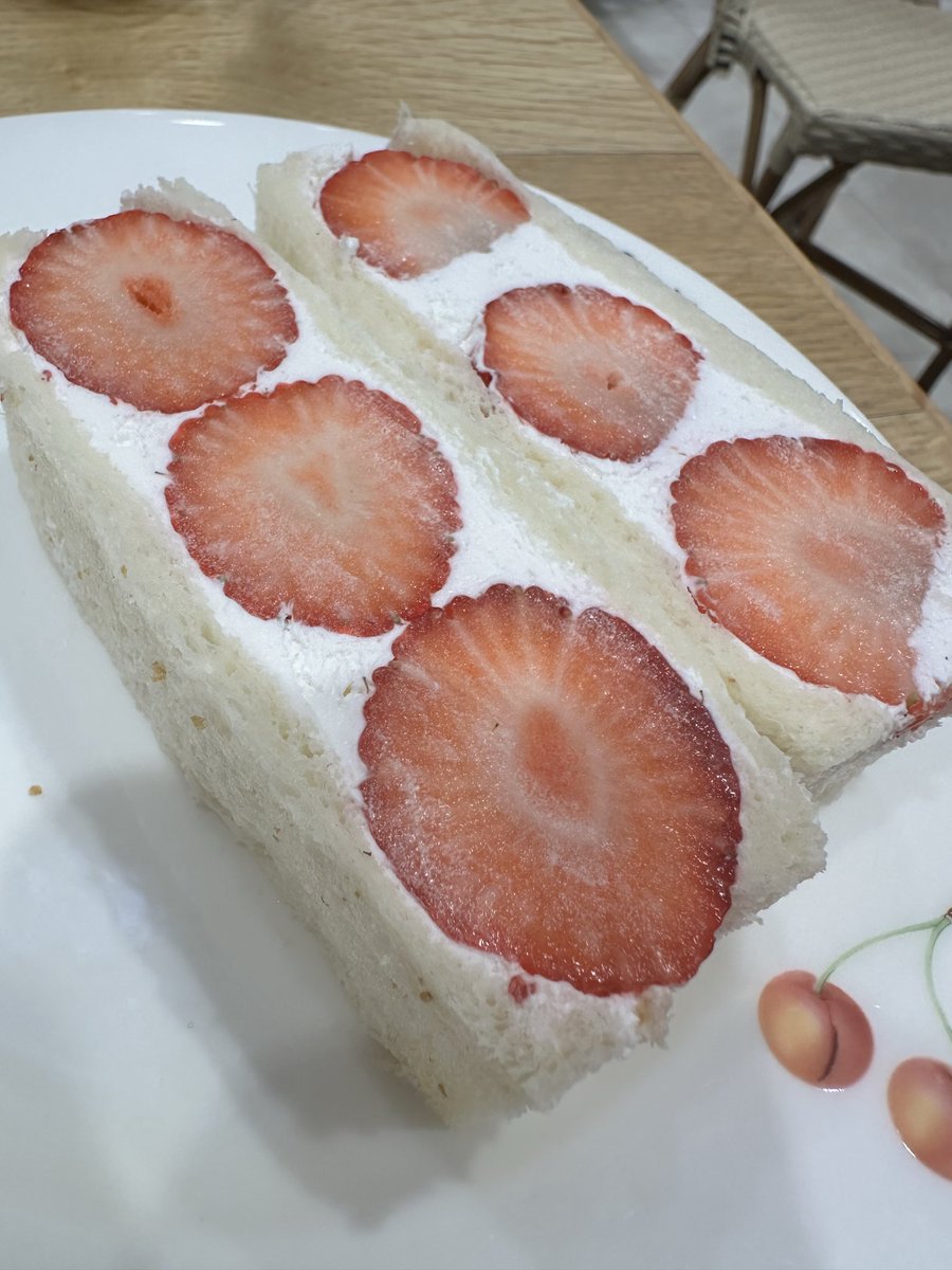 このポストを見てすぐ友達に連絡して予約した食べ放題🍓食べ比べプレートは1皿3種類で、頼む度に品種が入れ替わっていろんな種類堪能できた✨他にもいちごパンケーキ、サンド🥪、パフェ、ヨーグルトと種類あり。
ヨーグルトは無糖だったから息子も一緒に食べた✨贅沢なティータイムだった🥰