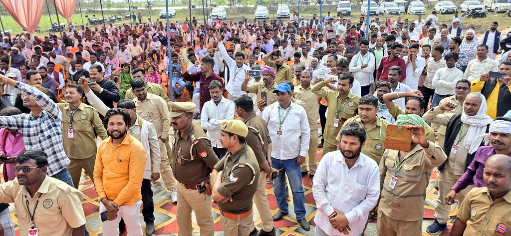 सांसद संजय सिंह जी ने वाहन चालकों के लिए आयोग के गठन की माँग देश के सदन उठाई थी।

आज आजमगढ़ में वाहन चालक कल्याण समिति के तत्वाधान में आयोजित सम्मान समारोह में प्रदेश प्रभारी व सांसद <a href="/SanjayAzadSln/">Sanjay Singh AAP</a> जी शामिल हुए।

सड़क से लेकर सदन तक वाहन चालकों के हक़ की लड़ाई लड़ी जाएगी।