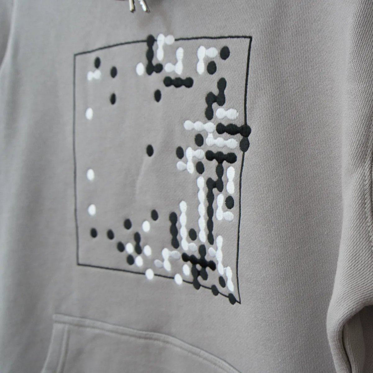 kanitabe_llc's tweet photo. 【お知らせ】
この度、囲碁をモチーフにしたアパレルブランド『KOSUMI』をリリースしました。
第一弾は本因坊秀策の名局『耳赤の一手』の刺繍を中央にあしらったパーカーです！

数量限定ですのでぜひお早めにお買い求めください！

↓URLはリプライにあります https://t.co/m51nM6ZeKH