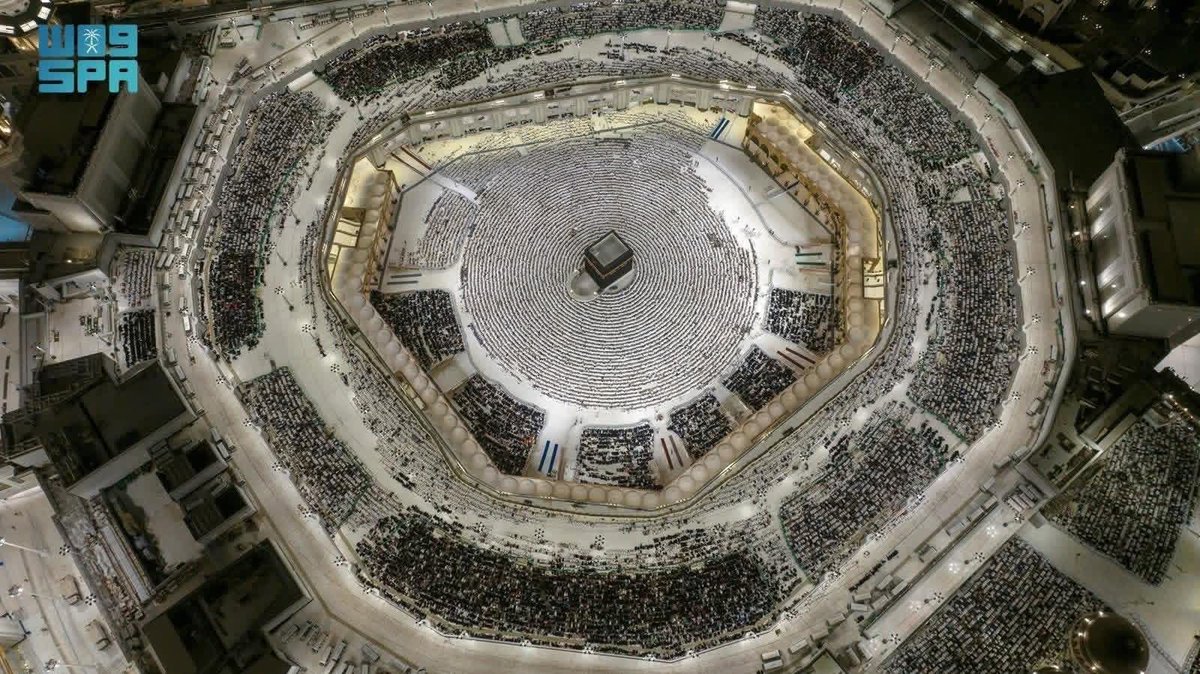 DarkKingDar's tweet photo. ⭕ منظر مهيب للحرم المكي خلال صلاة التراويح. 
#جمعه_مباركه #جمعة_مباركة #جمعة_مبا��كه #جمعه_مباركة #الدين_الاسلامي https://t.co/h6lgiVmdCY
