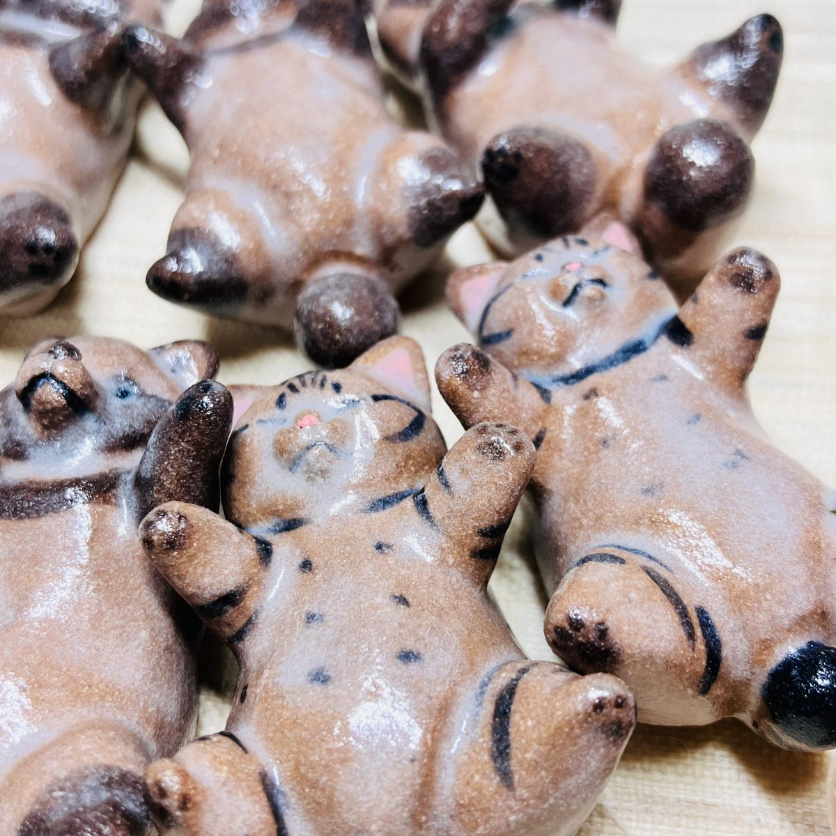 赤土で作成したタヌキ箸置き。
釉薬がうまく溶けずに少し白っぽい仕上がりになった…😭
#てづバ