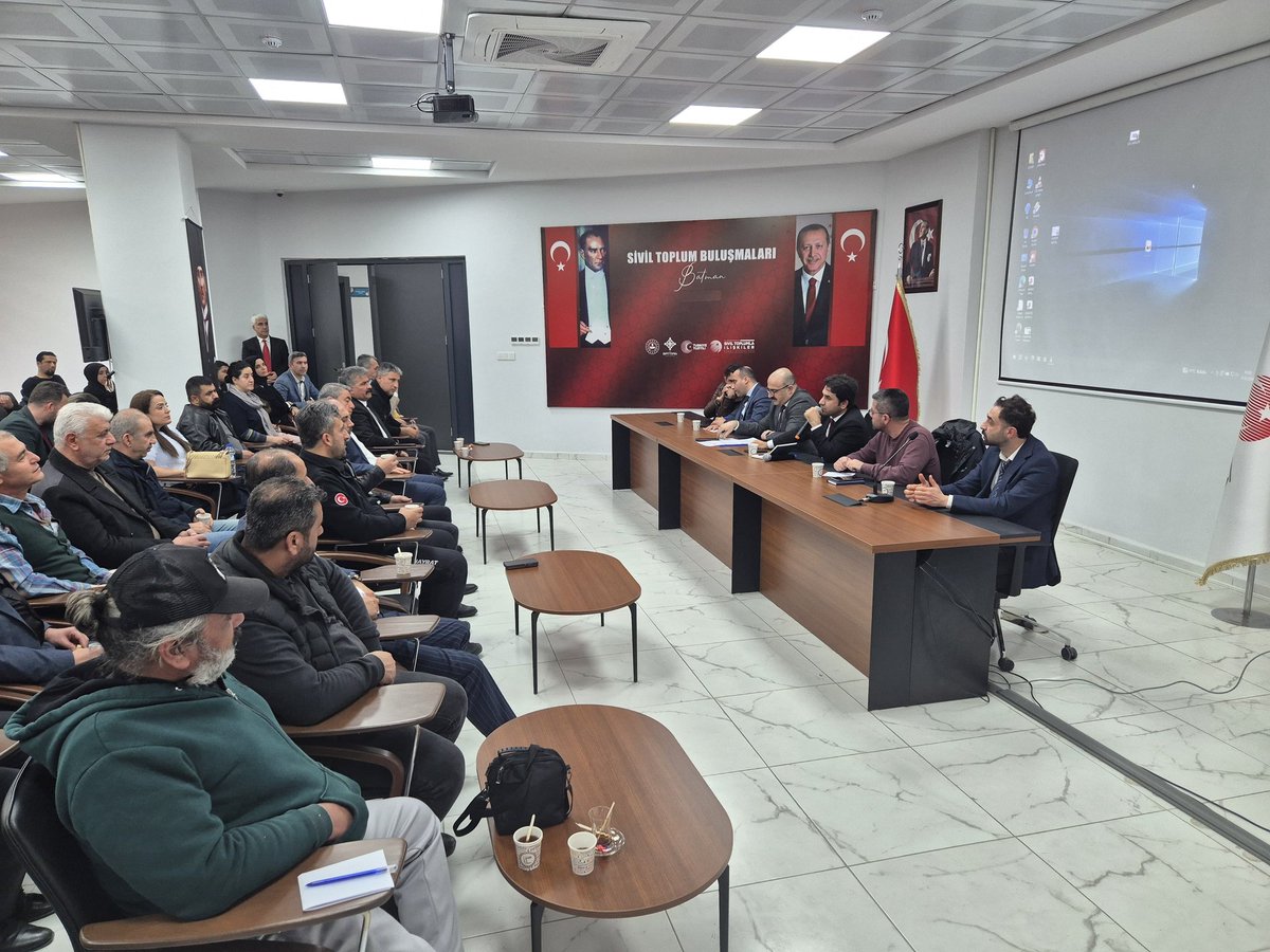 batmanstim's tweet photo. BATMAN’DA PROJE VE KAMU-STK İŞ BİRLİĞİ ÇALIŞTAYI GERÇEKLEŞTİRİLDİ

Türkiye’de ilk ve tek olma özelliği taşıyan Batman Sivil Toplum Merkezi, “STK-Kamu Kurumları Proje İş Birliği ve Bilgilendirme Eğitimi” programına ev sahipliği yaptı.

Batman Valiliği koordinesinde düzenlenen programa; Batman Valiliği Proje Ofisi, Batman Belediyesi, Batman Üniversitesi, Dicle Kalkınma Ajansı (DİKA) Batman İl Koordinatörlüğü, Ticaret İl Müdürlüğü ile Tarım ve Kırsal Kalkınmayı Destekleme Kurumu (TKDK) temsilcileri ve sivil toplum kuruluşu temsilcileri katılım sağladı.

Programda, sivil toplum kuruluşlarının kurumsal kapasitelerinin artırılması, proje odaklı çalışma kültürünün yaygınlaştırılması ve kamu desteklerinin etkin şekilde değerlendirilmesi konularında bilgilendirmeler yapıldı. Kurum temsilcileri tarafından güncel hibe ve destek programları, proje hazırlama süreçleri, başvuru aşamalarında dikkat edilmesi gereken hususlar ve kurumlar arası iş birliği imkânları hakkında sunumlar gerçekleştirildi.

Toplantıda, sivil toplum kuruluşlarının sürdürülebilirliği açısından proje üretme kapasitesinin önemine dikkat çekilerek, kamu kurumları tarafından sağlanan desteklerin doğru projelerle buluşturulmasının ilimizin sosyal ve ekonomik gelişimine önemli katkılar sağlayacağı ifade edildi.

Program sonunda katılımcıların soruları yanıtlanarak karşılıklı görüş alışverişinde bulunuldu. Bu tür çalışmaların, Batman Valisi Sayın Ekrem Canalp’ın ortaya koyduğu proje odaklı kalkınma vizyonu doğrultusunda, ilimizin yerel potansiyelini ulusal ve uluslararası desteklerle buluşturma noktasında önemli bir adım olduğu belirtildi.