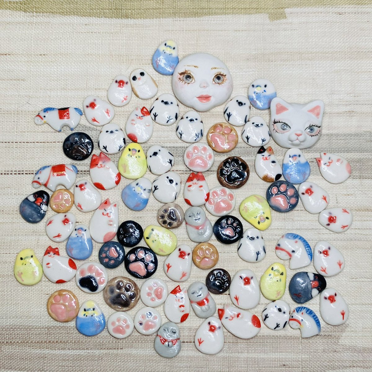 お財布に入れるお守り的な。
招き猫(右手・左手)や招き鳥(右脚・左脚)他色々。