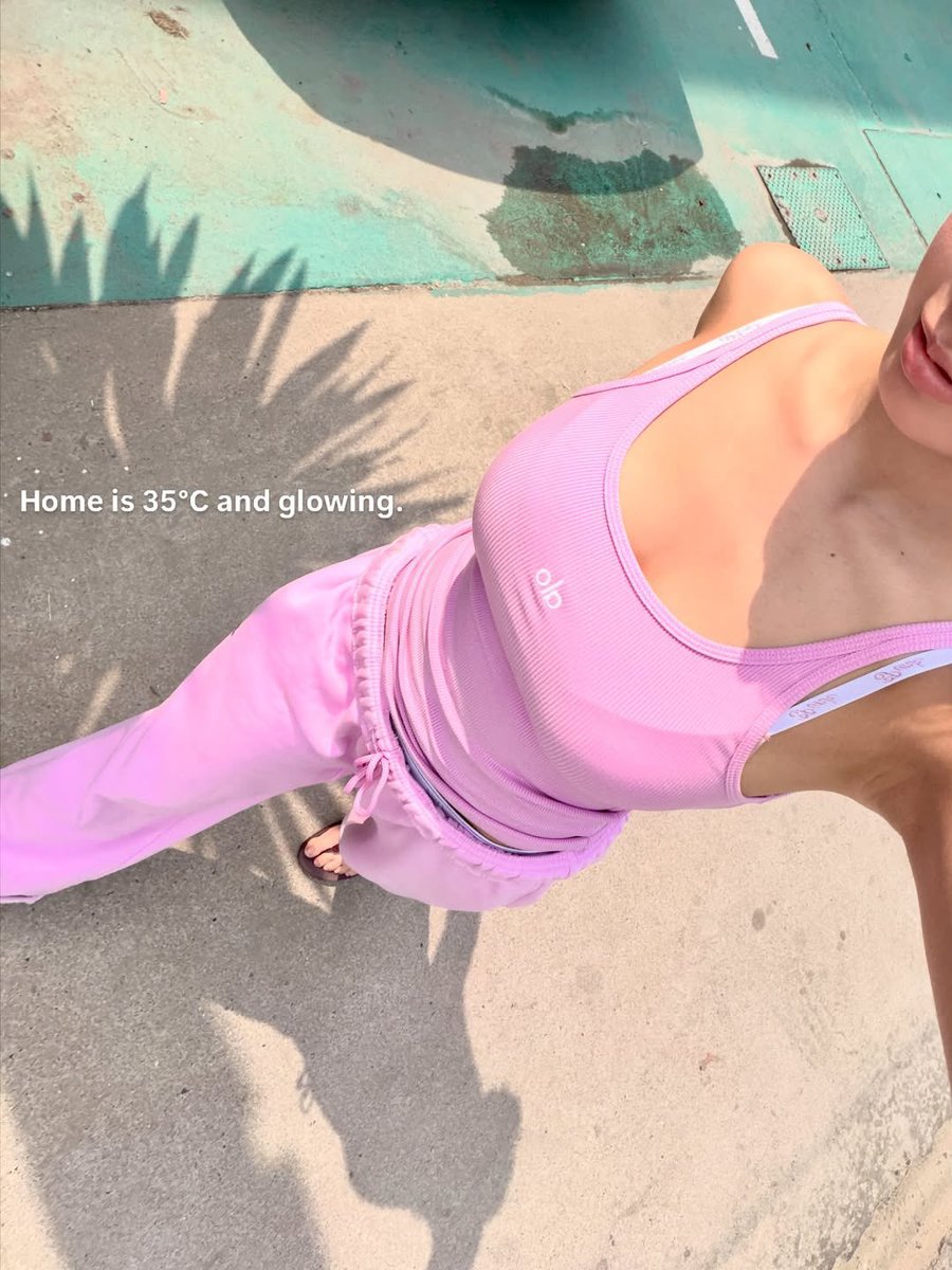 มีคนบอกว่าเจอนัตตี้ที่ทรงวาดเมื่อวาน ชมพูตะโกน วันนี้ชีลงรูปแล้ว ชมพูที่ว่า
: