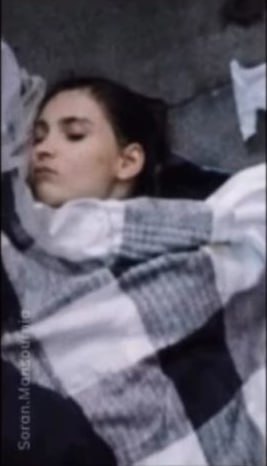 دخترا خیلی حساس‌تر از پسران،معمولا تو جای خودشون با بالش و پتوی خودشون فقط خوابشون می‌بره،حریم خصوصی دارن،حتی وقتی مادرشون هم می‌خواد وارد اتاقشون بشه باید در بزنه!
این خواب عمیق کف حیاط خلوت بیمارستان وسط بروبیای غریبه‌هارو اگه صدسال دیگه روایت کنی،کسی باورش میشه!
#آیدا_عقیلی