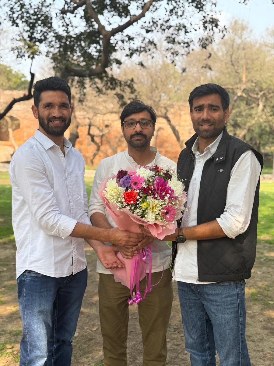 YogiAjayIN's tweet photo. नई जिम्मेदारी मिलने पर AICC Coordinator एवं NSUI के सह-प्रभारी बड़े भाई अंशुल त्रिवेदी जी से मुलाकात कर धन्यवाद ज्ञापित किया ।
श्री विनोद जाखड़ जी को NSUI का राष्ट्रीय अध्यक्ष बनाए जाने पर हार्दिक बधाई एवं अनंत शुभकामनाएँ।
@VinodJakharIN @kanhaiyakumar
@anshultrivedi47 https://t.co/cVwePBKbq8