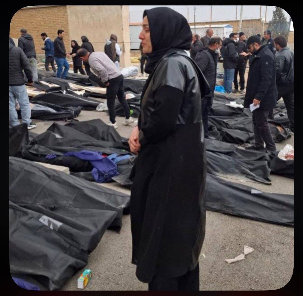 اون یکشنبه‌ای که بعد از صدها ساعت اینترنت برای دقایقی وصل و بعد دوباره قطع شد، این عکس اول از همه با هشتگ #کهریزک اومد تایملاینم. هر روز به این زن فکر میکنم، هر روز…
مادر کی بوده؟
یا خواهر کی؟
همسر کدوم جوونی بوده؟
جسد عزیزش رو پیدا کرده؟
عزیزش کدوم جاویدنام بوده؟
#IranMassacre