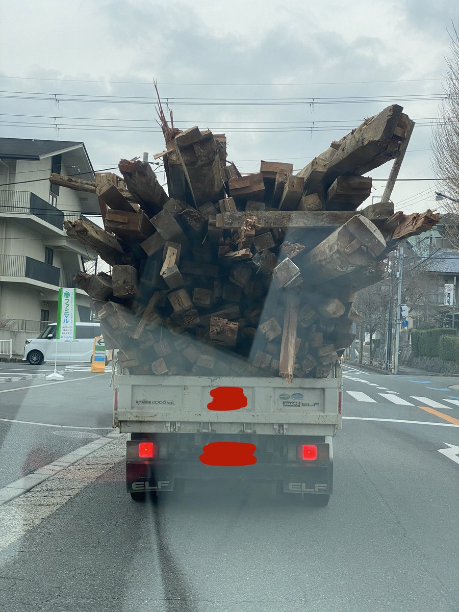 本日こんな過積載のトラックが走っており、外国人が運転していました。

流石に前に躍り出て停めるようなことはしませんでしたが、仮に家族や友人が事故の被害者になったら、おれは鬼になると思います。