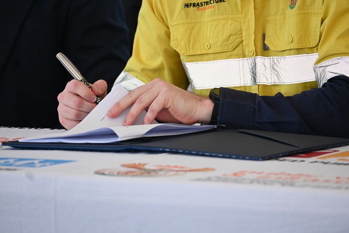 DepartmentPWI's tweet image. A signature that unlocks delivery. ✍🏾
Minister Dean Macpherson and the North West Premier Premier Mokgosi ,signed a landmark infrastructure agreement.

#ANationThatWorksForAll 
#MoUsigning 
#InfrustructureDevelopment
