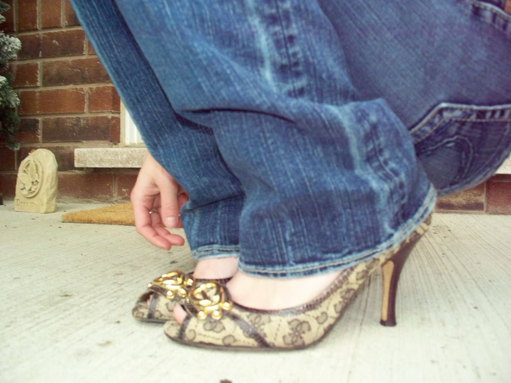 h0neyndmilk's tweet photo. jeans and heels are simply the best together https://t.co/F0BXb1IovL
