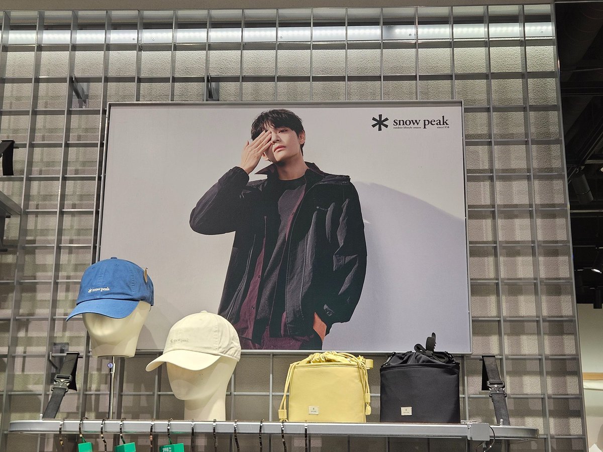 layovermoods's tweet image. new pictures of taehyung are on the screens and billboards in snowpeak stores ❤️‍🔥🔥

SNOW PEAK AMBASSADOR V
V FACE OF SNOW PEAK APPAREL
#TaehyungxSnowPeak
#VxSnowPeakApparel