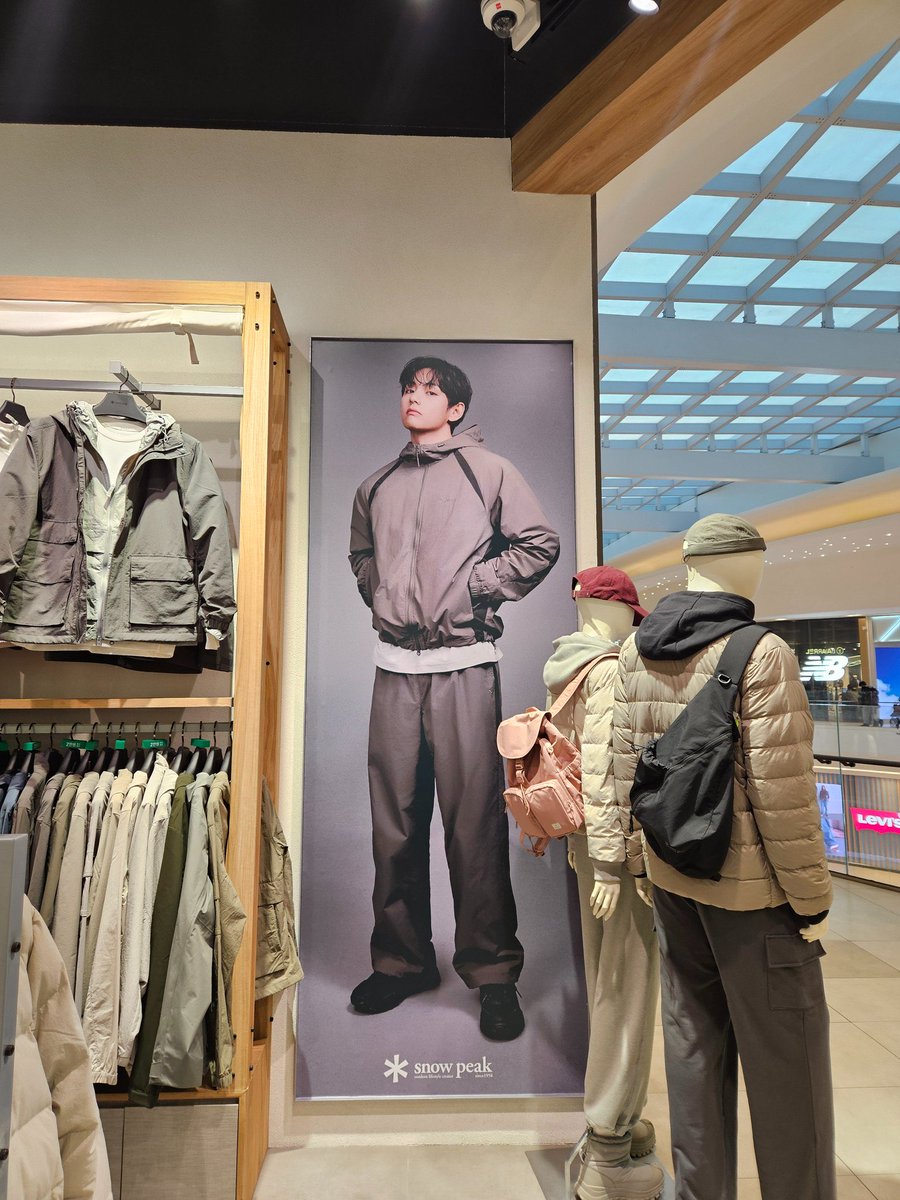 layovermoods's tweet image. new pictures of taehyung are on the screens and billboards in snowpeak stores ❤️‍🔥🔥

SNOW PEAK AMBASSADOR V
V FACE OF SNOW PEAK APPAREL
#TaehyungxSnowPeak
#VxSnowPeakApparel
