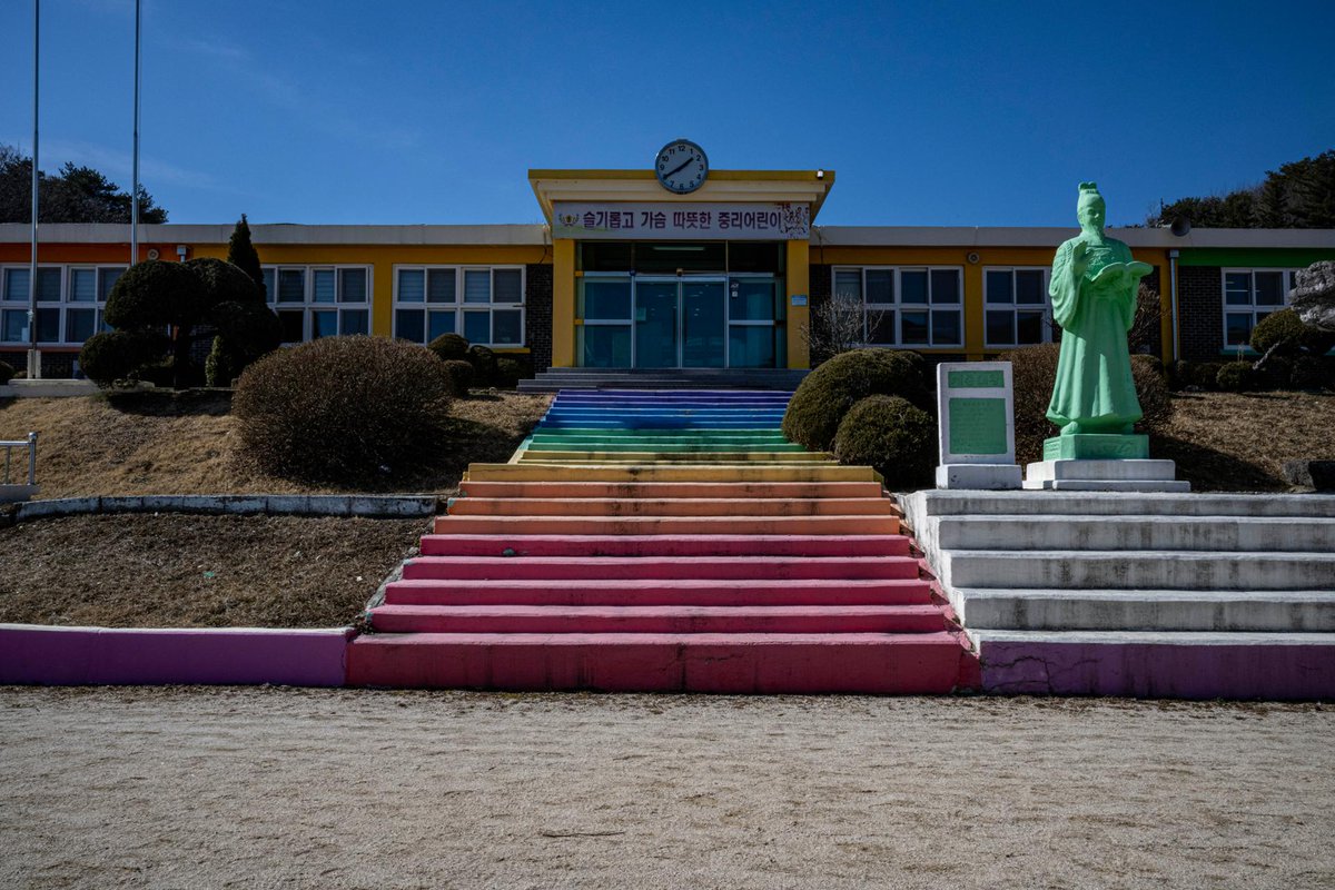 revistakoreain's tweet image. A Coreia do Sul registra novo impacto da baixa natalidade: 153 escolas fecharam nos últimos cinco anos e 17 distritos eleitorais não cumprem o limite populacional mínimo.

O declínio já pressiona decisões sobre fusões escolares e revisão dos mapas eleitorais.

cr e 📷: Korea