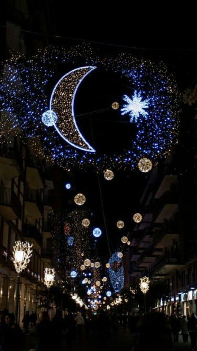 "يأتي رمضان كهدنةٍ طويلة مع النفس، كفرصةٍ أخيرة لترميم تلك التصدعات التي خلفتها أيامنا الثقيلة. ما فائدة أن نجوع عن الخبز وقلوبنا لا تزال تقتاتُ على الحقد والضجيج؟ رمضان هو أن نخلع أقنعة الدنيا عند عتبة أول سجدة، لنعود كما ولدتنا أمهاتنا: أرواحاً طاهرة، تشتاقُ للنور،