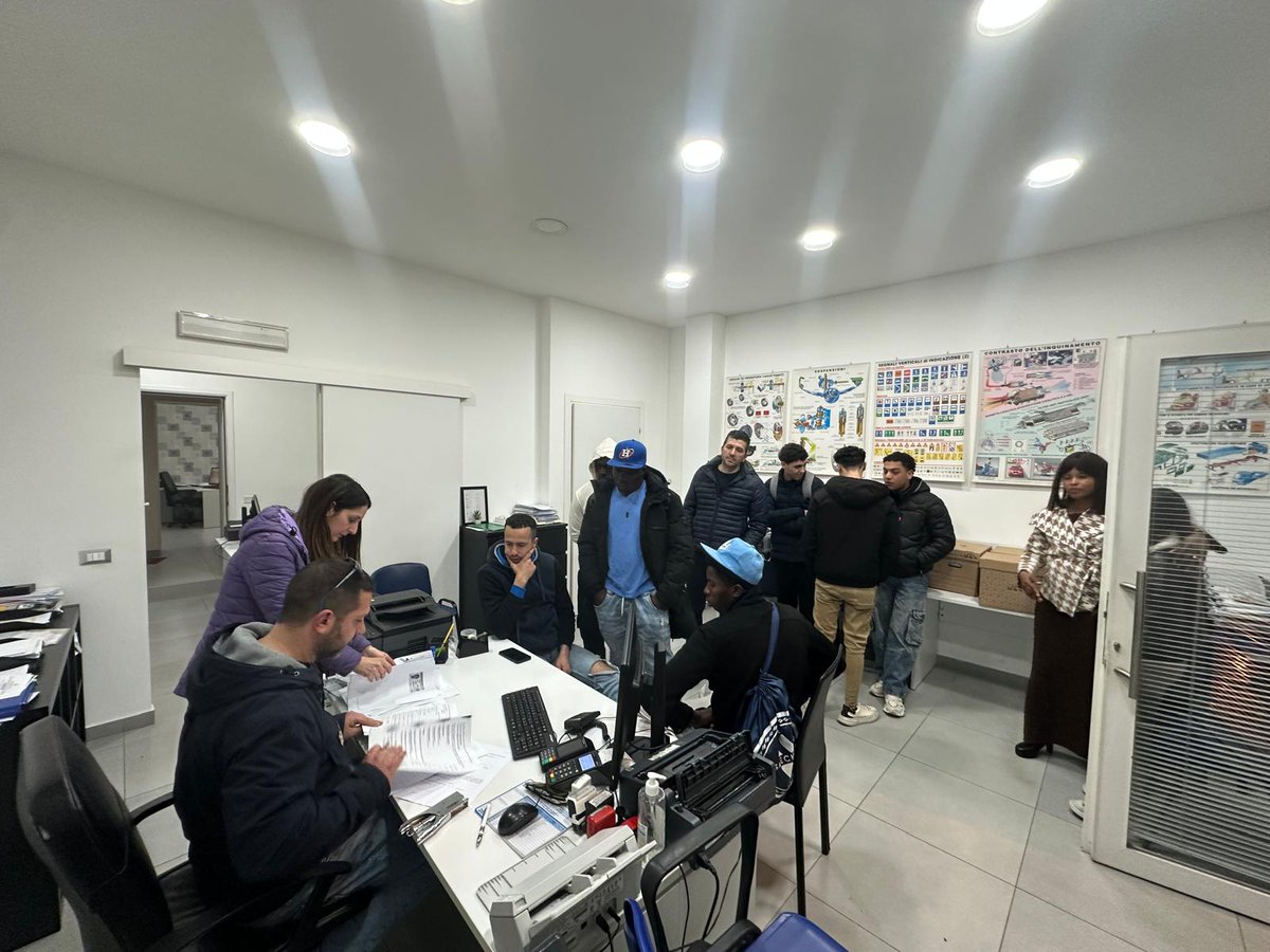 #stradAbile, continua il progetto che apre strade concrete all’inclusione sociale di migranti, rifugiati e richiedenti asilo.
Ieri, presso l'autoscuola Mudò di Scordia (CT), si sono tenute le prime lezioni per l'acquisizione della patente di guida cat B
👉
facebook.com/share/p/1BvxmE…