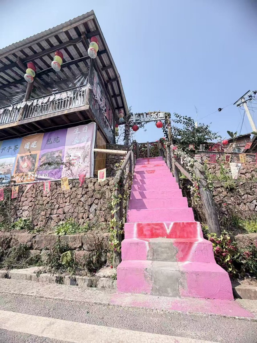 iChongqing_CIMC's tweet photo. This charming scene is just one snapshot of the beautiful countryside taking shape across #China. This Spring Festival holiday, why not visit a cozy farmhouse nestled in the Jinao Mountains of #Chongqing’s #Dadukou District?🧧 There, you can soak up the warm sunshine, the vibrant spring blossoms, and the joyful festive atmosphere all at once.🥳 #CNY2026