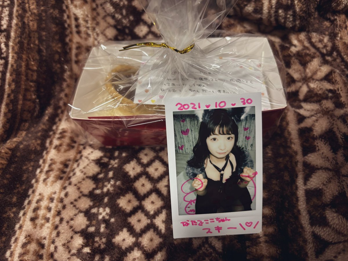 nata55emi's tweet photo. 推しのチェキ見ながらチョコ食べて、幸せすぎるし、美味すぎる‼️🥰🫰🏻︎︎👍🏻✨ https://t.co/FO0iEMLkvY
