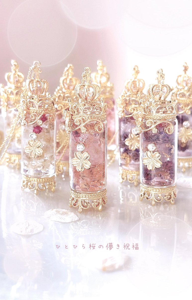 🌸ひとひら桜の儚き祝福🌸
新作です✨️

散りゆく春の一瞬を
小瓶の中に閉じ込め…ただ一枚の桜が灯す小さな祝福…

春を祝福する花達の可愛い標本です🌸
プリザの桜の花弁を1枚中央へ閉じ込め
周りにはエリカとかすみ草(各ドライフラワー)が小春を可憐に盛り上げます…🌸