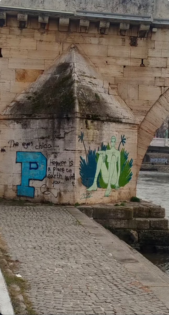 Oва е безобразлук и визуелен тероризам врз меморијата на овој град!
Цртање графити на Камени мост
кој е дел од културното наследство на овој град ај што е казниво со закон, него зборува за егоцентричен примитивизам на "уметнициве" и тотално отсуство од основна култура
СРАМОТА!!!!