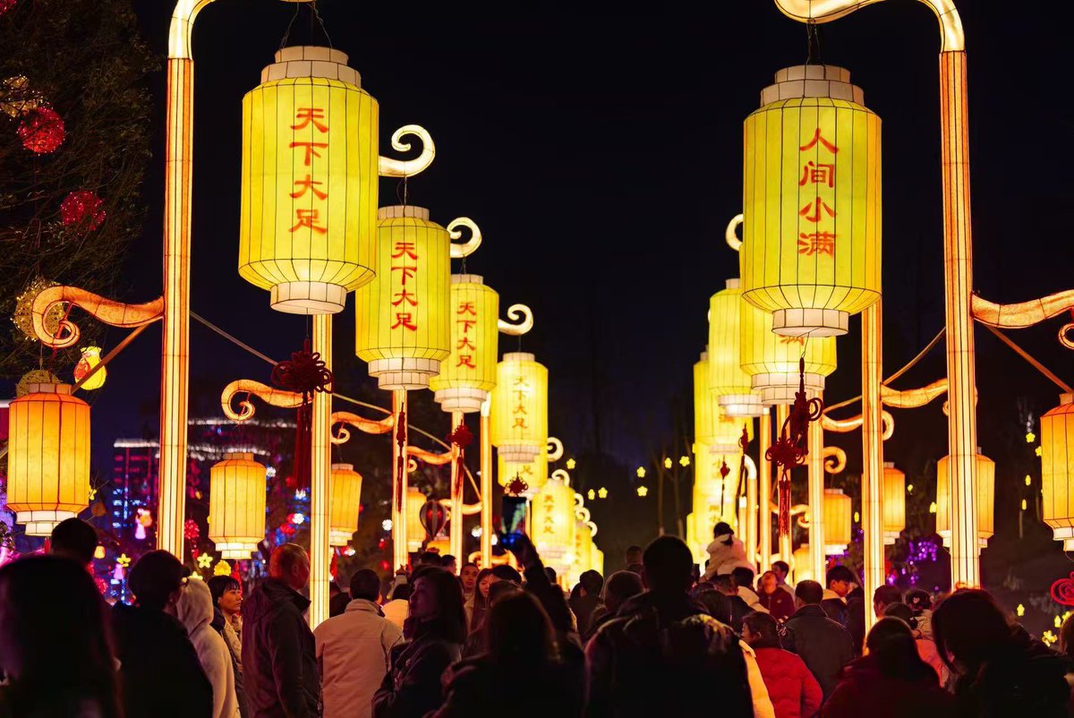 iChongqing_CIMC's tweet photo. Over the 2026 Chinese New Year, #Dazu District presented a spectacular feast that blends deep cultural heritage with contemporary energy 🏮✨

Over 60 large-scale lantern displays and more than 3,000 uniquely designed festive lanterns lit up the night, seamlessly fusing the thousand-year-old rock carving legacy with modern lighting artistry.

The entire Changzhou Ancient City glowed and glittered, alive with vibrant crowds 🎉🎆❤️

#ChineseNewYear #Chongqing #CulturalHeritage #SpringFestival2026 #TravelChina