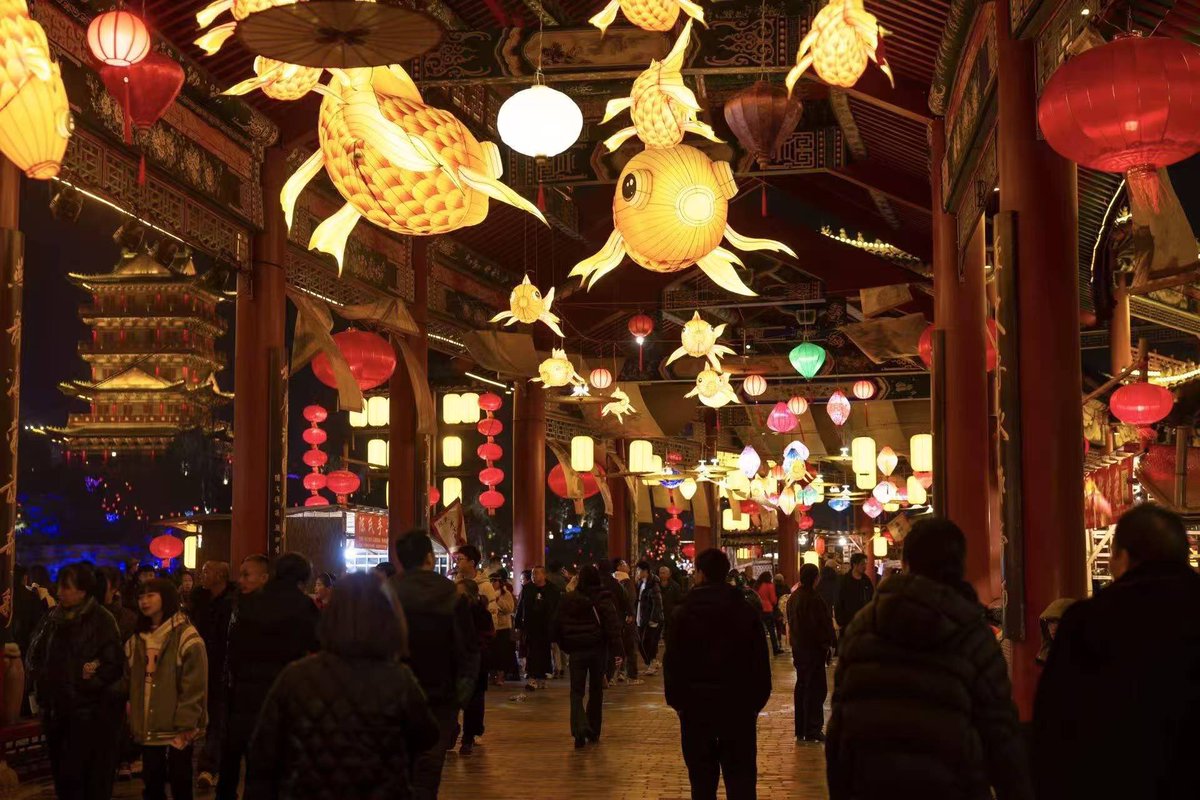 iChongqing_CIMC's tweet photo. Over the 2026 Chinese New Year, #Dazu District presented a spectacular feast that blends deep cultural heritage with contemporary energy 🏮✨

Over 60 large-scale lantern displays and more than 3,000 uniquely designed festive lanterns lit up the night, seamlessly fusing the thousand-year-old rock carving legacy with modern lighting artistry.

The entire Changzhou Ancient City glowed and glittered, alive with vibrant crowds 🎉🎆❤️

#ChineseNewYear #Chongqing #CulturalHeritage #SpringFestival2026 #TravelChina