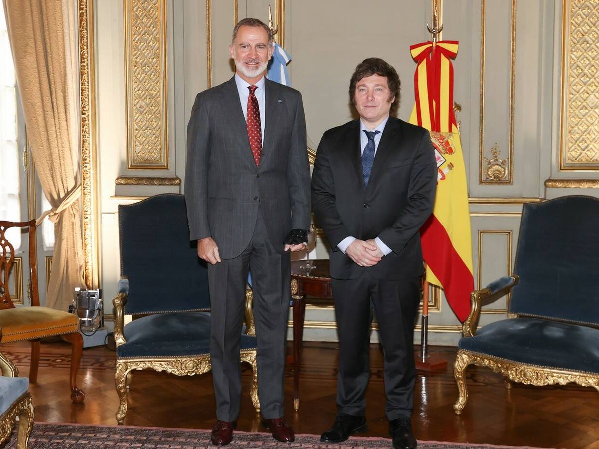 FonsiLoaiza's tweet photo. Hoy, el ultraderechista Milei ha aprobado la jornada laboral de 12 horas. Este fascista fue apoyado en España por Felipe VI, Ayuso, Abascal de VOX, la CEOE de Garamendi, Planeta, la familia Aznar, Abertis de Florentino Pérez, BSantander, Mapfre, Iberia, BBVA, Naturgy, UNIR y Día. https://t.co/M60Rb19mH2