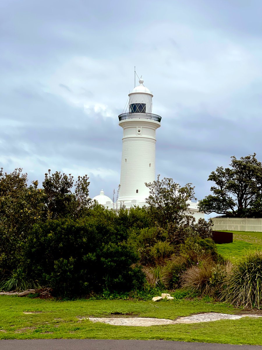 oormilaprahlad's tweet image. For #fragmentsfriday and @blackboughpoems , here is a micro from my writing/sketching around the lighthouse and cliffs at Sydney harbour today 🖌️🌊 . Thank you @MatthewMCSmith 

#writerinresidence #woollahralibraries