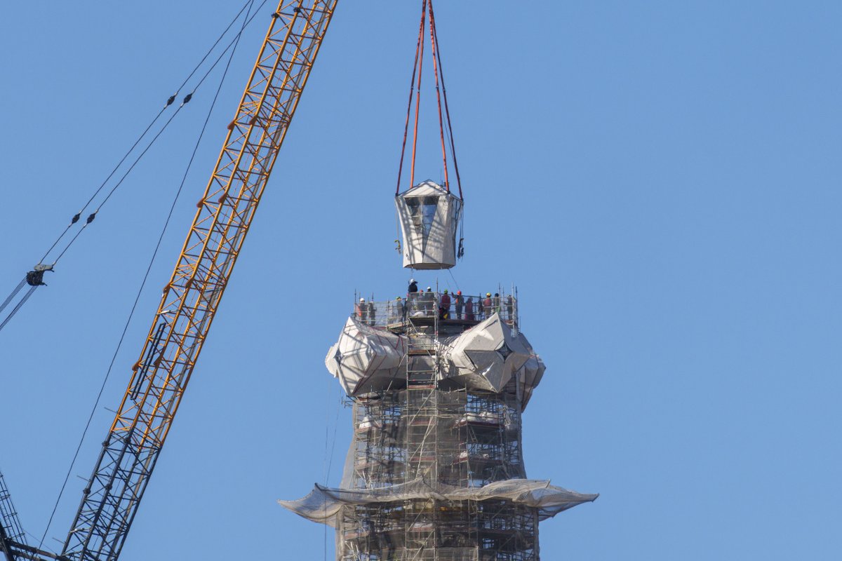 Avui s’ha col·locat el braç superior de la creu de la torre de Jesucrist de la Sagrada Família, una fita que culmina l’execució exterior de la torre més alta del temple. ✝ Amb la seva instal·lació, queda completat el conjunt de les sis torres centrals de la Sagrada Família. 🙌