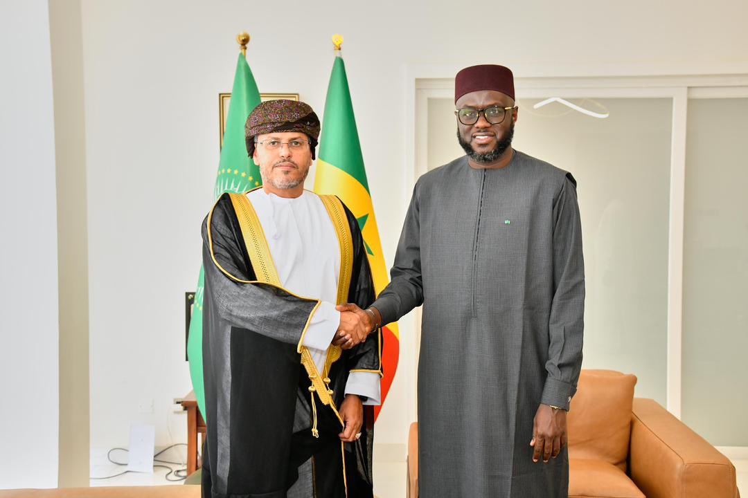 OmanEmbassySEN's tweet photo. استقبل رئيس الجمعية الوطنية السنغالي (رئيس البرلمان ) دولة مالك اندياي ، السفير محمد بن سالم الكثيري ، رئيس البعثة حيث تم تسليم خطاب من معالي الشيخ خالد بن هلال المعولي رئيس مجلس الشورى تتعلق بدعوة معاليه لزيارة سلطنة عمان كما تم استعراض العلاقات الثنائية بين البلدين الصديقين. https://t.co/gudCkpmlur
