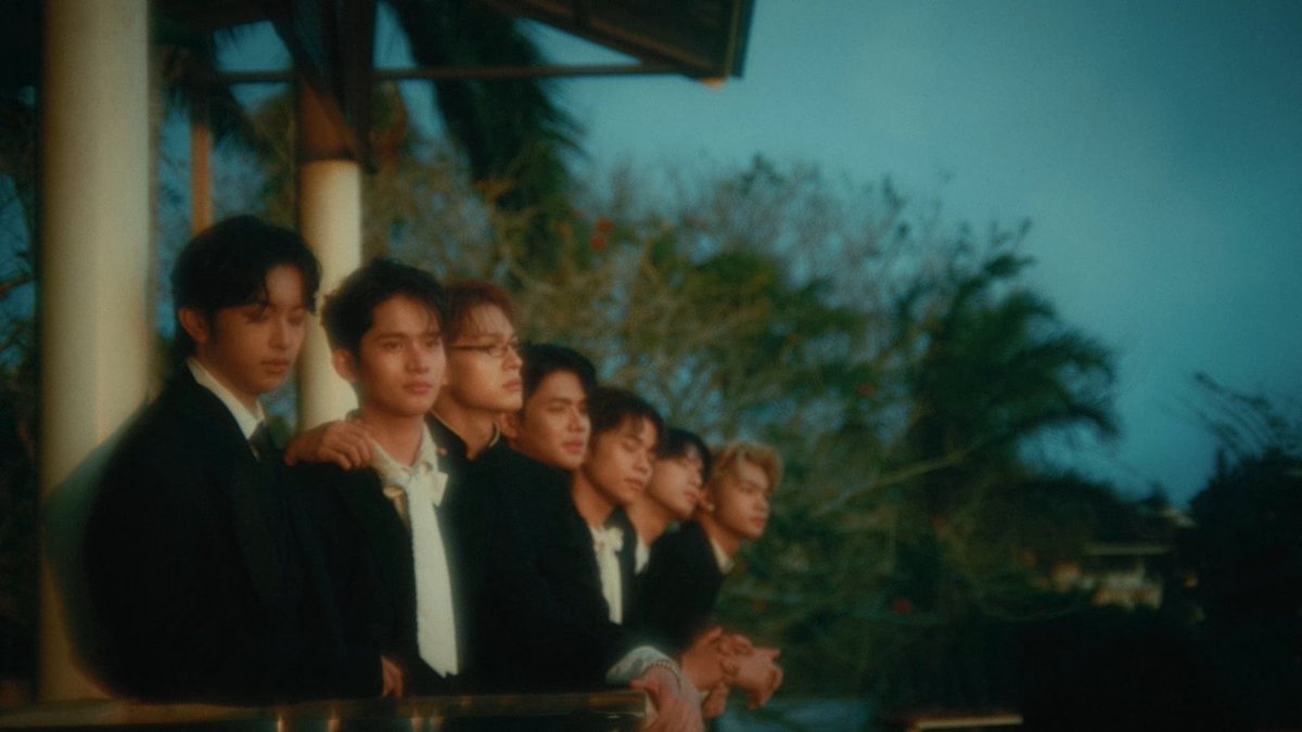 I'm going in the direction HORI7ON is taking right now. The sound, the visual, and the vibe for their new release are pure artistry. Indie Gen Z coded! ✨
#HORI7ON_SpecialFilm #HORI7ON #호라이즌