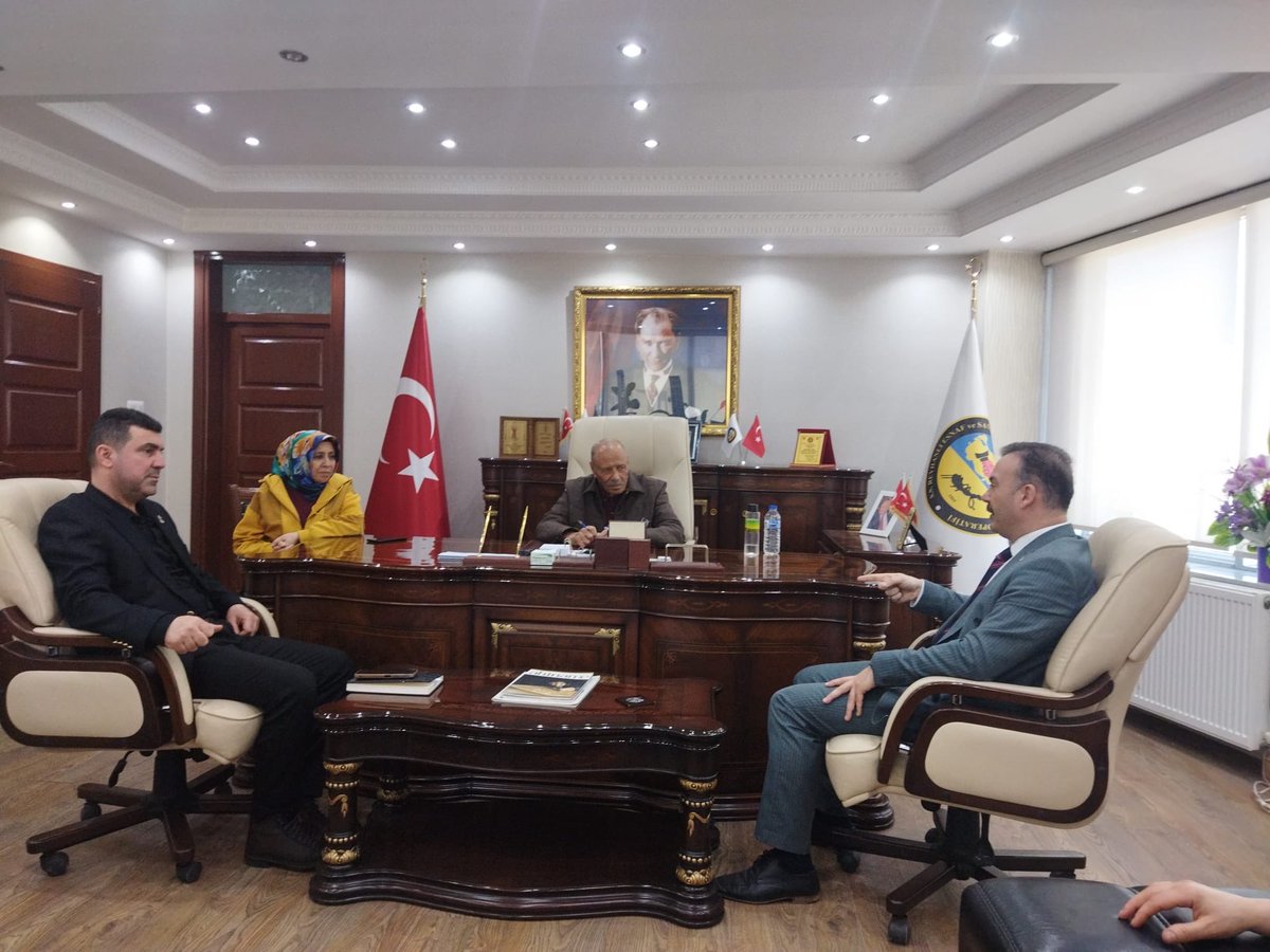 Reyhanlı’da ziyaretlerimize devam ettik.
Reyhanlı Tornacılar ve Makinistler Esnaf Odası Başkanı Sayın Süleyman Sırrı Ataş’ı,

İlçe başkanlık binamızın açılışına katılarak bizleri onurlandırmalarına karşılık, iadeyi ziyaret kapsamında Reyhanlı Yeniden Refah Partisi İlçe Başkanı