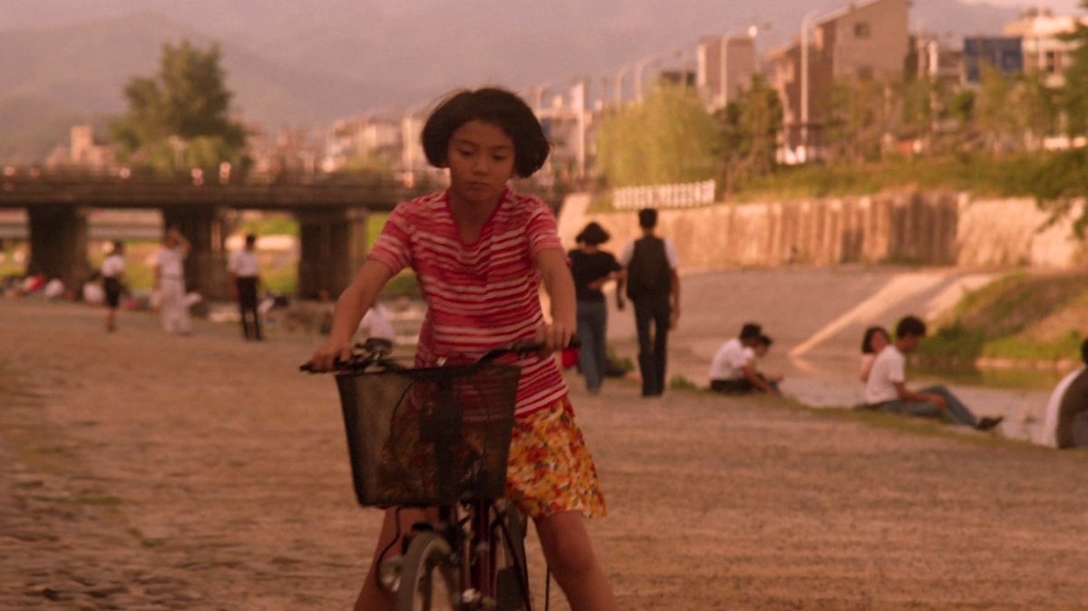 Con ecos de “El sur” de Erice, del cine de Saura o de Ozu, “Moving” es un drama bellísimo en el que una niña enfrenta el abandono de su padre con toda clase de travesuras.

Un #FilminPicks que se aferra a la infancia ❤️‍🩹