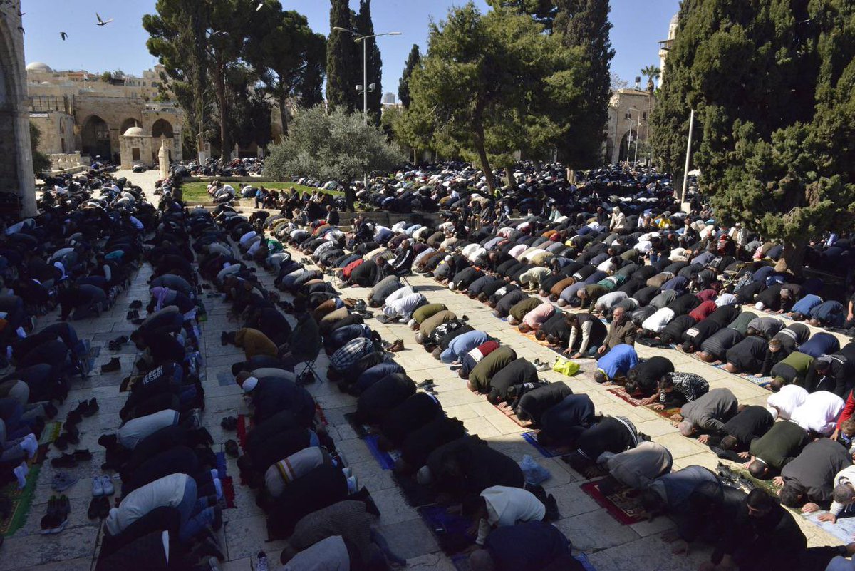 Binlerce Filistinli israilin uyguladığı tüm engellemelere rağmen Ramazanın ilk cumasını Mescidi Aksa'da kıldı..