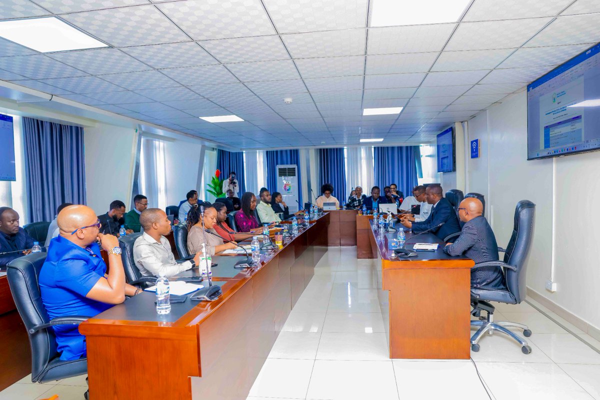 RwandaLocalGov's tweet photo. Today, Minister @Dominiquehab received a delegation of students from @ASG_Africa  (African School of Governance) as part of a study visit focused on Rwanda’s governance and decentralisation.

Minister Habimana highlighted that Rwanda’s decentralisation journey, which began 25 years ago, was driven by a clear mandate: to enhance service delivery, strengthen state legitimacy, and deepen citizen participation. He further explained that this process is anchored in three pillars: political, administrative, and fiscal decentralisation.

The Minister commended the students for their commitment to studying Rwanda’s developmental model.
----------------------------------------------------------
Kuri uyu wa Gatanu, Minisitiri @Dominiquehab yakiriye itsinda ry’abanyeshuri biga mu Ishuri rikuru ry’Imiyoborere @ASG_Africa, bari mu rugendoshuri rugamije gusobanukirwa urugendo rw’u Rwanda rwo kwegereza abaturage ubuyobozi n’ubushobozi.

Minisitiri Habimana yagaragaje uko politiki yo kwegereza ubuyobozi n’ubushobozi abaturage yatangiye mu myaka 25 ishize, igamije kwegereza abaturage serivisi, kongerera ubushobozi inzego za Leta ndetse no guha ijambo abaturage mu bibakorerwa.

Yashimiye aba banyeshuri ku muhate bafite wo kumenya uru rugendo u Rwanda rwanyuzemo, rwanagize uruhare mu iterambere rigenda rigerwaho.