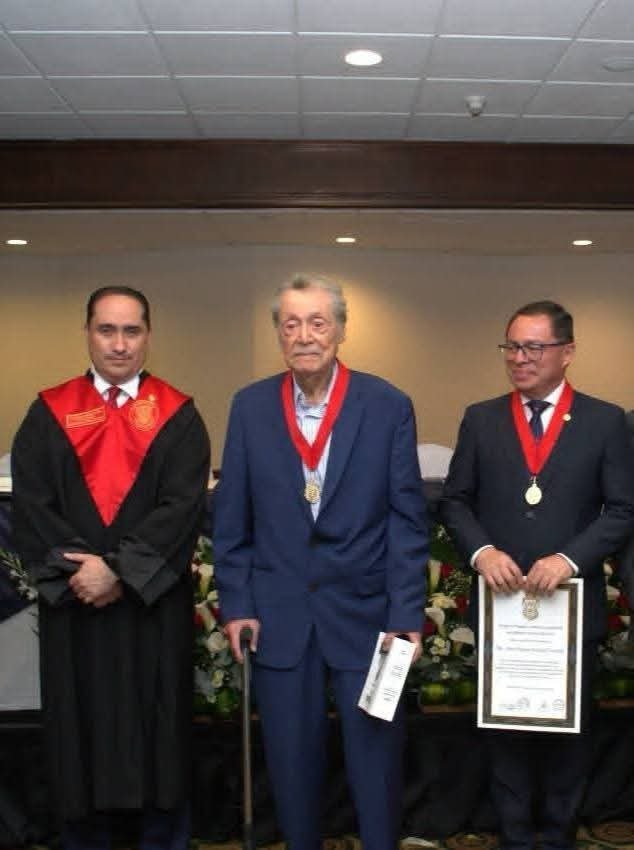 Mario Rene Chávez García, es el trigésimo segundo aspirante para magistrado titular de la CC por parte del Ejecutivo.

Tiene 96 años, nacido en la Antigua Guatemala en el año 1930:  es periodista y abogado. Fue el primer director de la Facultad de Ciencias de la Comunicación;
