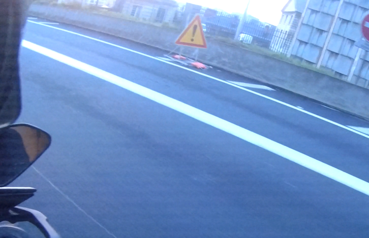 LVolume2's tweet photo. ⚠️Attention sur l'A13 en direction de Paris à la sortie du tunnel de Saint-Cloud ⚠️

Depuis des semaines, ils mettent un simple panneau "Danger" mais les trous s'agrandissent ..

Les jantes apprécieront.

Quant aux vies des 2RM : #Balec https://t.co/od45yGUxUH
