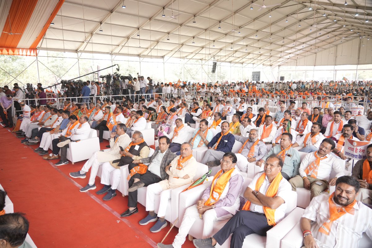 BJP4Gujarat's tweet photo. ગુજરાતના આંગણે કેસરિયો અવસર...

હજારો કાર્યકર્તાઓ દ્વારા આજે અમદાવાદ એરપોર્ટ ખાતે ભારતીય જનતા પાર્ટીના રાષ્ટ્રીય અધ્યક્ષ આદરણીય શ્રી @NitinNabin જીનું ભવ્ય અભિવાદન કરવામાં આવ્યું. 

#સુસ્વાગતમ્_નીતિન_નવીનજી https://t.co/tjz21RGZ8a