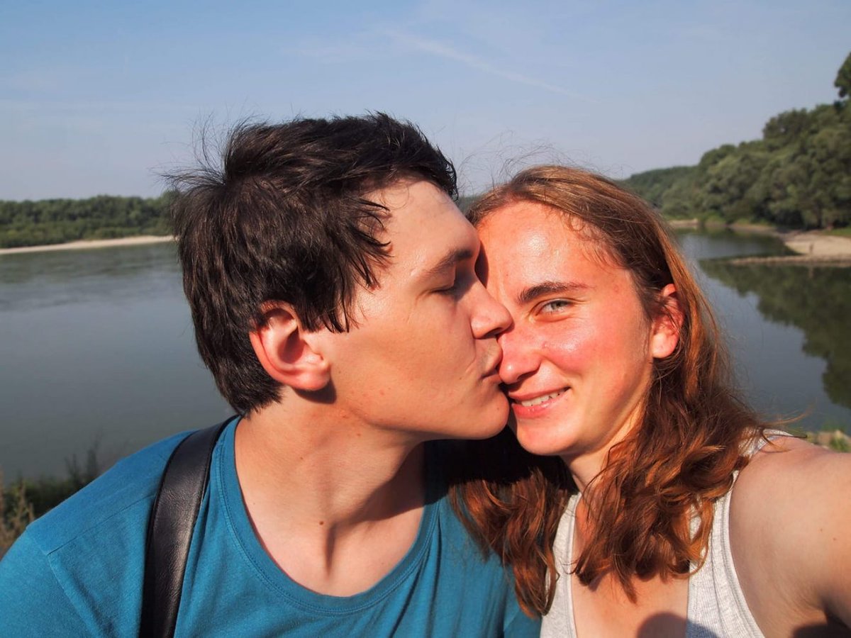 Před osmi lety, 21. února 2018, ve večerních hodinách přišel k jejich domu vrah, dvěma ranami do hrudníku zastřelil Jána Kuciaka, jednou ranou do hlavy pak Martinu Kušnírovou. Ani po osmi letech ale nebyl uzavřen soudní proces s hlavními podezřelými Marianem Kočnerem a Alenou