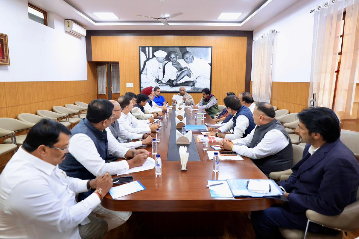कांग्रेस अध्यक्ष श्री <a href="/kharge/">Mallikarjun Kharge</a> और नेता विपक्ष श्री <a href="/RahulGandhi/">Rahul Gandhi</a> के साथ कांग्रेस महासचिवों, प्रदेश प्रभारियों, प्रदेश अध्यक्षों और CLP लीडर्स की महत्वपूर्ण बैठक हुई।

इस बैठक में भारत-अमेरिका ट्रेड डील पर चर्चा हुई।

📍 10 राजाजी मार्ग, नई दिल्ली
